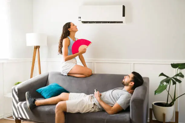 Cerrar puertas y ventanas mientras el aire acondicionado está encendido ayuda a conservar el aire frío y ahorrar energía. / iStock