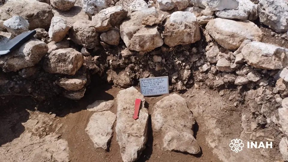 La estructura ceremonial tendría más de mil 500 años de antigüedad y correspondería al periodo Clásico maya. / INAH