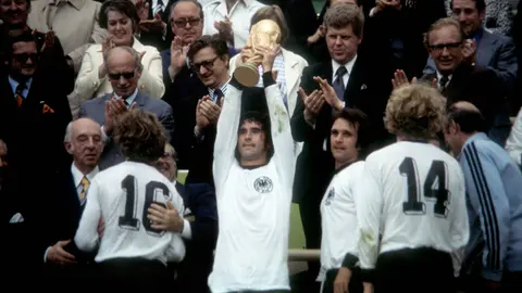 Gerd Müller levanta la Copa FIFA, en 1974. l @DFB_Team