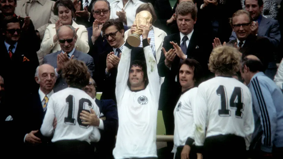 Gerd Müller levanta la Copa FIFA, en 1974. l @DFB_Team