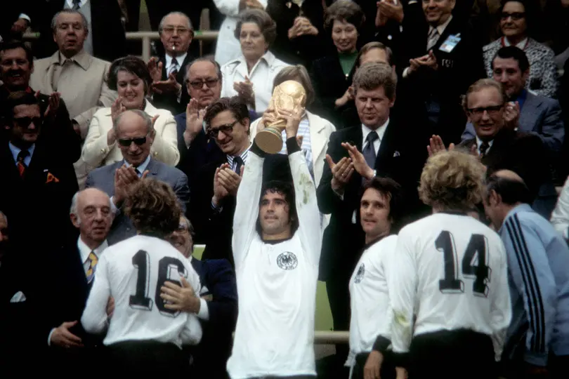Gerd Müller levanta la Copa FIFA, en 1974. l @DFB_Team