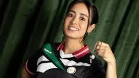 Katia Itzel con el jersey de Reebok