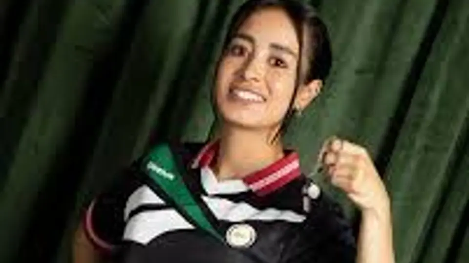Katia Itzel con el jersey de Reebok