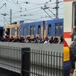VIDEO: ¡No es la CDMX! Falla Metro de Monterrey y pasajeros tienen que caminar por las vías