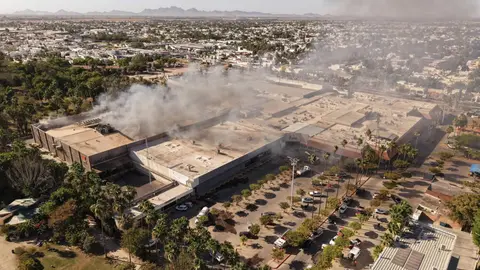 Al menos cinco personas murieron tras el incendio registrado en una plaza comercial de Los Mochis./ X: @rosaliliatorrs