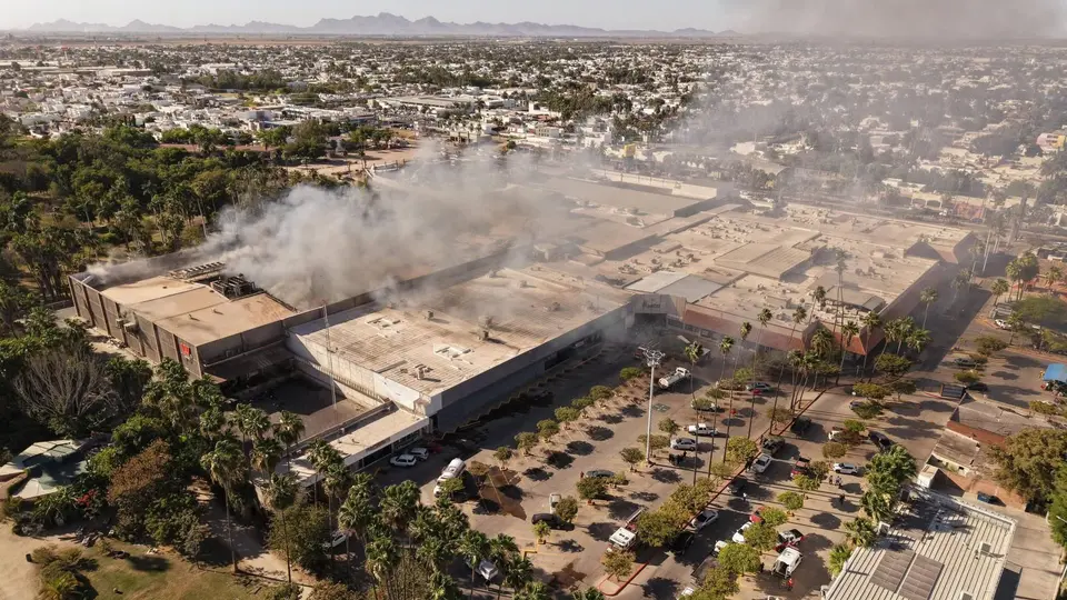 Al menos cinco personas murieron tras el incendio registrado en una plaza comercial de Los Mochis./ X: @rosaliliatorrs