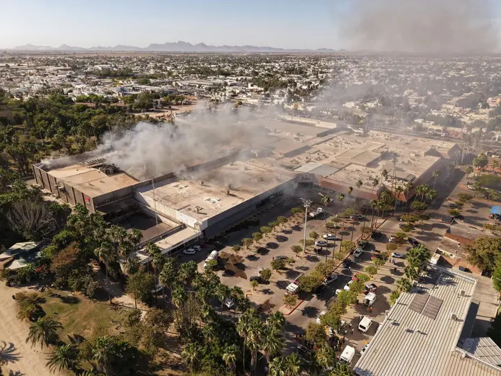 Al menos cinco personas murieron tras el incendio registrado en una plaza comercial de Los Mochis./ X: @rosaliliatorrs