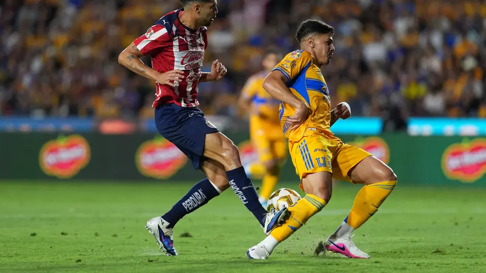 Romulo en el duelo ante Chivas | Imago7