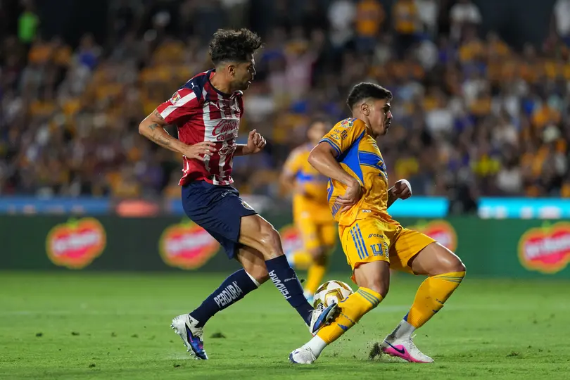 Romulo en el duelo ante Chivas | Imago7