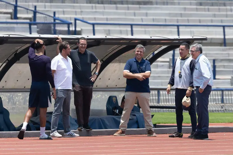 Directiva de Pumas hablando en el entrenamiento previo a enfrentarse al América |