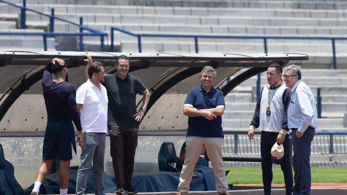 Directiva de Pumas hablando en el entrenamiento previo a enfrentarse al América | ESPECIAL RÉCORD