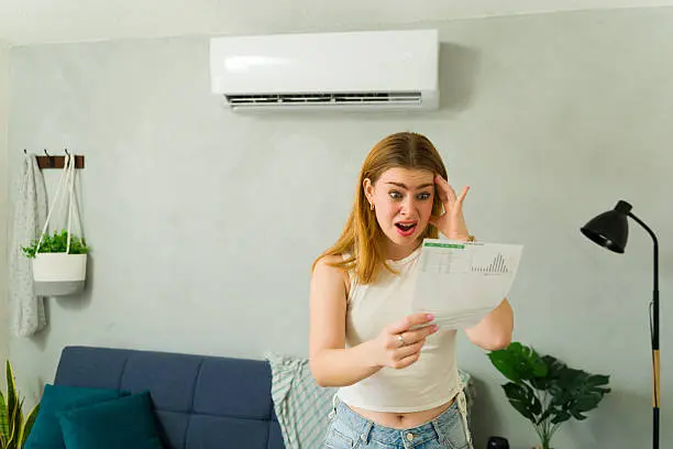 Mantener el aire acondicionado entre 24 y 26 grados puede ayudar a reducir el consumo de energía y pagar menos en el recibo de la CFE. / iStock
