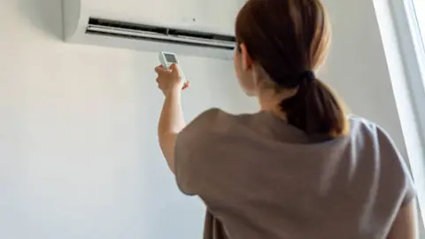 Durante la temporada de calor, el aire acondicionado puede representar hasta el 40% del consumo eléctrico en algunos hogares. / iStock