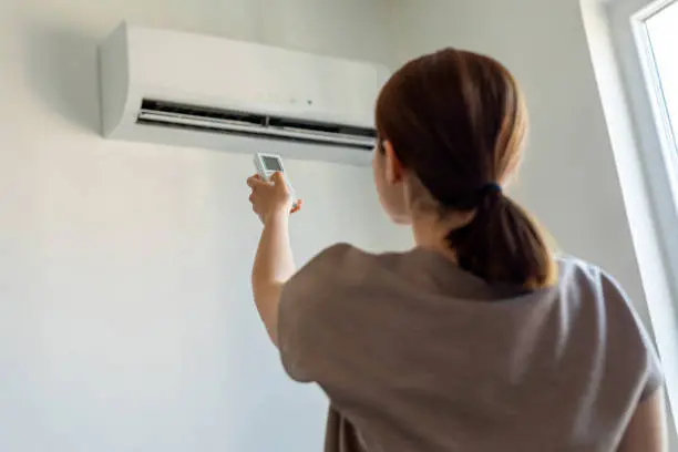 Durante la temporada de calor, el aire acondicionado puede representar hasta el 40% del consumo eléctrico en algunos hogares. / iStock