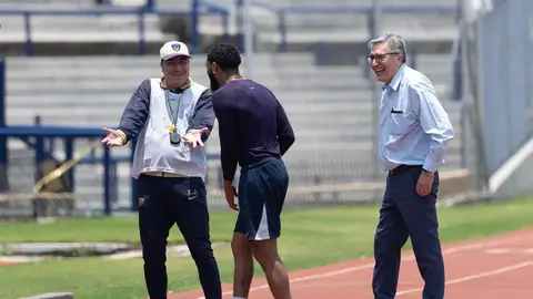 Efraín Juárez y directiva hablan con Juninho