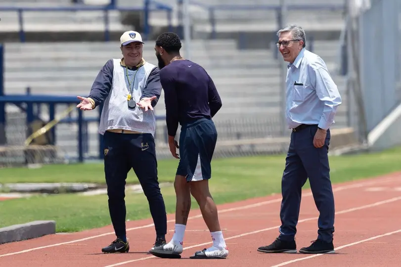 Efraín Juárez y directiva hablan con Juninho
