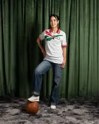 Katia Itzel con el jersey de Reebok