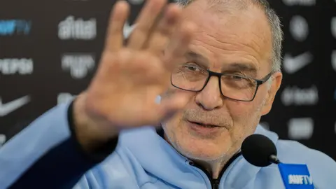 Marcelo Bielsa en conferencia de prensa con la Selección de Uruguay | AP