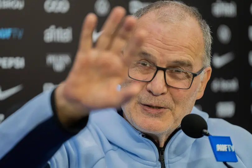 Marcelo Bielsa en conferencia de prensa con la Selección de Uruguay | AP