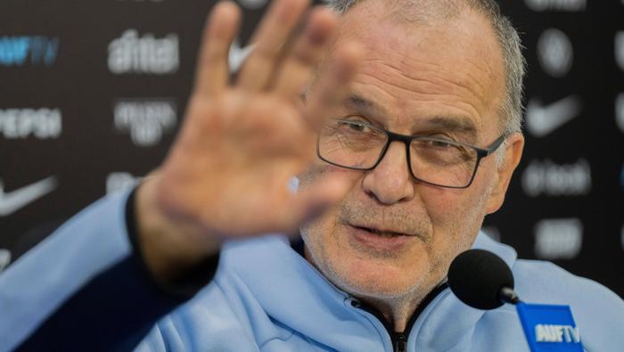 Marcelo Bielsa en conferencia de prensa con la Selección de Uruguay | AP
