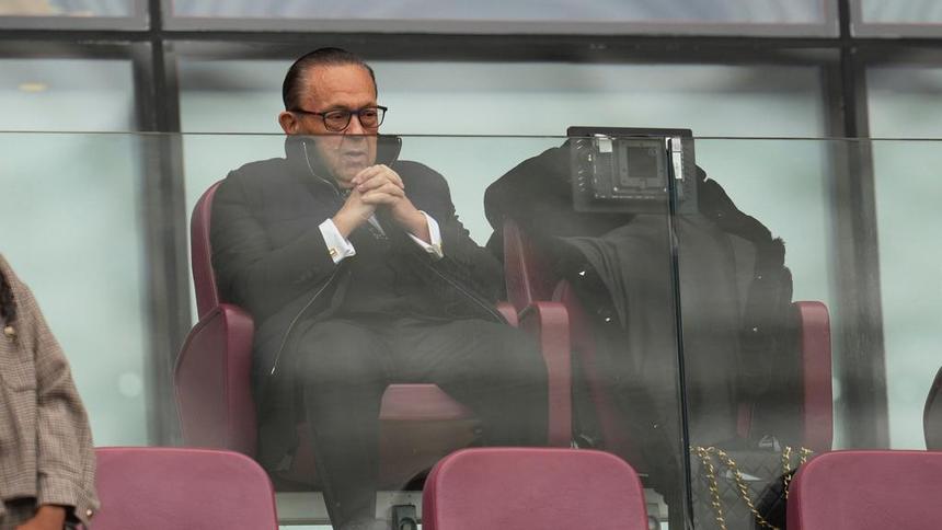 El presidente del West Ham United, David Sullivan, observa un partido de la Liga Premier ante el Crystal Palace | AP