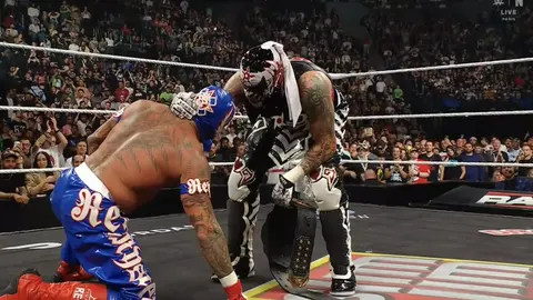Penta hablando con Rey Mysterio tras retener su título | WWE