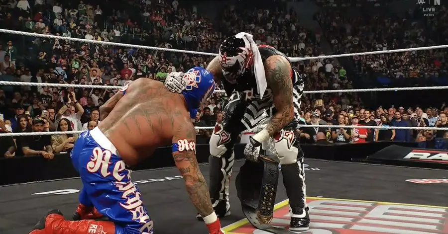 Penta hablando con Rey Mysterio tras retener su título | WWE