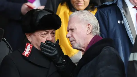 David Sullivan y David Gold durante un partido de West Ham y Southampton en la Premier League | AFP