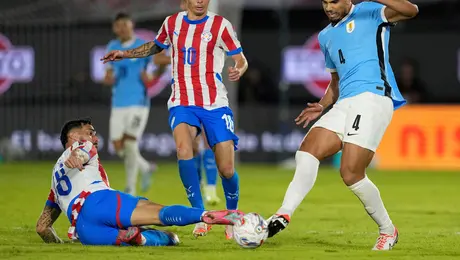 "Gracias por lesionar jugadores": Hermano de Ronald Araujo arremete contra Bielsa por lesión del jugador de Barcelona
