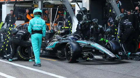 Mecánicos de Mercedes trabajan en el auto de Antonelli en el Gran Premio de Mónaco | AP