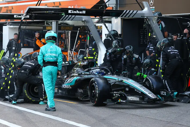 Mecánicos de Mercedes trabajan en el auto de Antonelli en el Gran Premio de Mónaco | AP