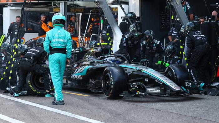 Mecánicos de Mercedes trabajan en el auto de Antonelli en el Gran Premio de Mónaco | AP