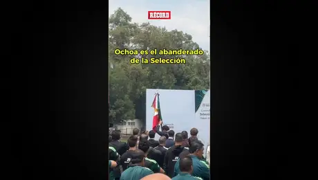 ¡HONOR! Memo Ochoa recibe la bandera a manos de Claudia Sheinbaum