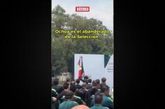 ¡HONOR! Memo Ochoa recibe la bandera a manos de Claudia Sheinbaum