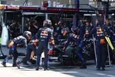 Mecánicos de Red Bull trabajan en el auto de Verstappen en el Gran Premio de Mónaco | AP