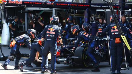 Mecánicos de Red Bull trabajan en el auto de Verstappen en el Gran Premio de Mónaco | AP