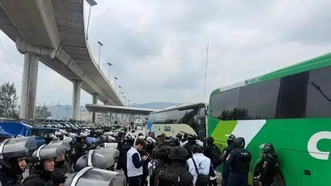 Elementos de la SSC activaron protocolos de seguridad tras detectar material explosivo dentro del autobús./ X: @NNMorelos