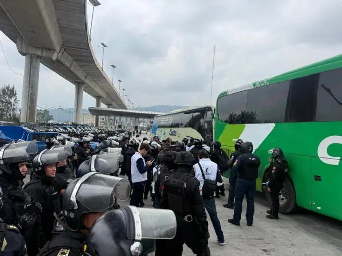 Elementos de la SSC activaron protocolos de seguridad tras detectar material explosivo dentro del autobús./ X: @NNMorelos