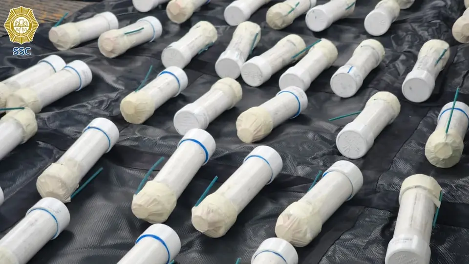 Autoridades localizaron 59 artefactos explosivos de fabricación artesanal durante la inspección de un autobús que se dirigía a la Ciudad de México./ SSC