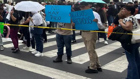 Comerciantes bloquean Bellas Artes y Eje Central para exigir retiro de vallas y maestros del Zócalo