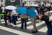 Comerciantes bloquean Bellas Artes y Eje Central para exigir retiro de vallas y maestros del Zócalo