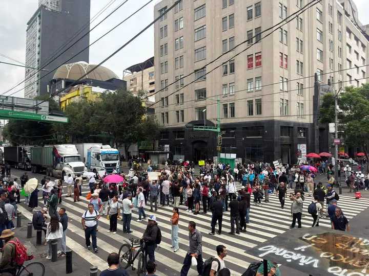 La protesta generó afectaciones viales en una de las zonas con mayor afluencia de peatones y turistas de la Ciudad de México./ Georgina Sánchez