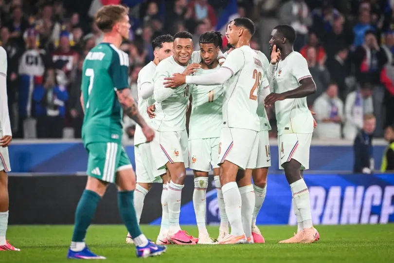 Jugadores de Francia celebran con Michael Olise en el partido contra la Selección de Irlanda del Norte | AFP