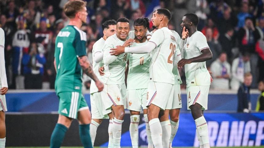 Jugadores de Francia celebran con Michael Olise en el partido contra la Selección de Irlanda del Norte | AFP