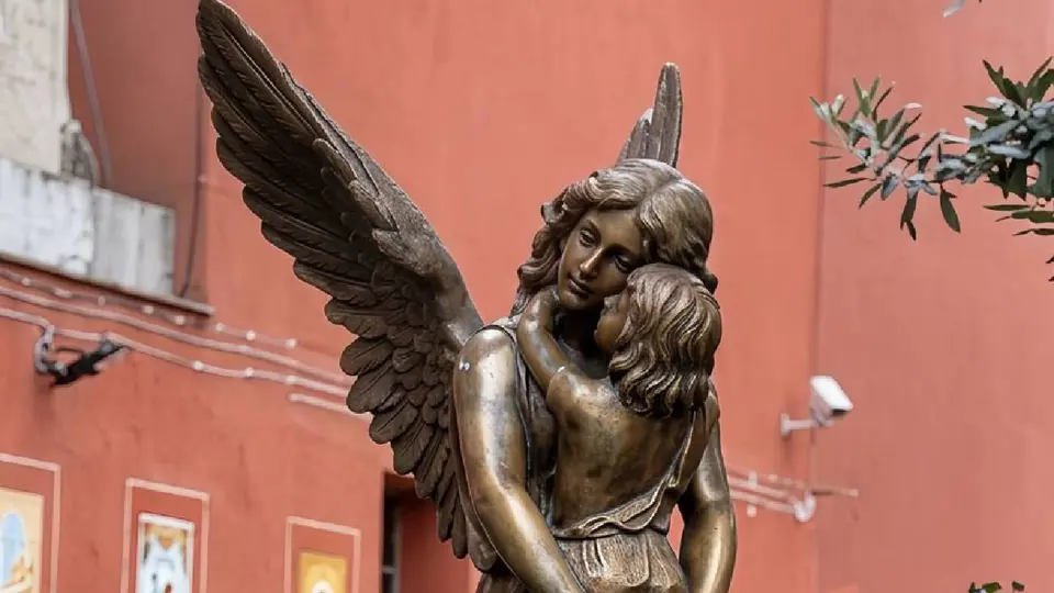 Capturan a presunto ladrón por robo de esculturas de bronce en iglesia de CDMX / X @PadreJosedeJes