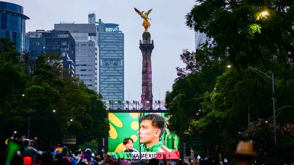 Afición viendo el partido de México contra Inglaterra en el Ángel de la Independencia | MEXSPORT