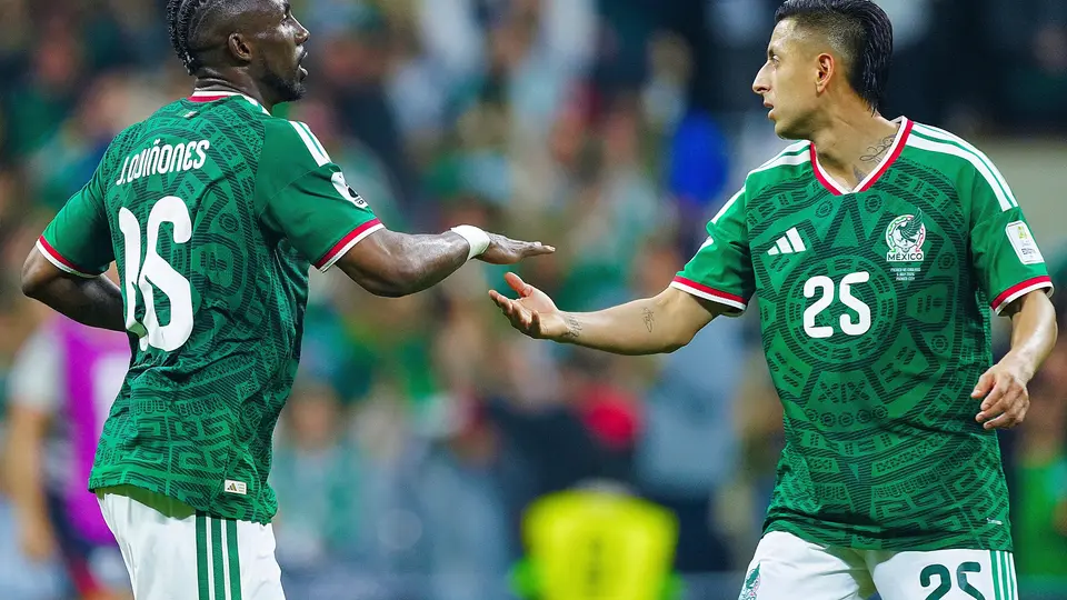Álvaro Alvarado y Julián Quiñones en el partido de México durante el Mundial | MEXSPORT
