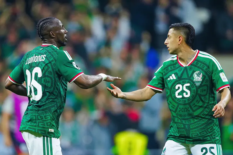 Álvaro Alvarado y Julián Quiñones en el partido de México durante el Mundial | MEXSPORT