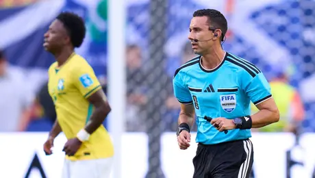 César Ramos sigue 'vivo' en el Mundial: no está entre los árbitros que cortará FIFA tras Octavos