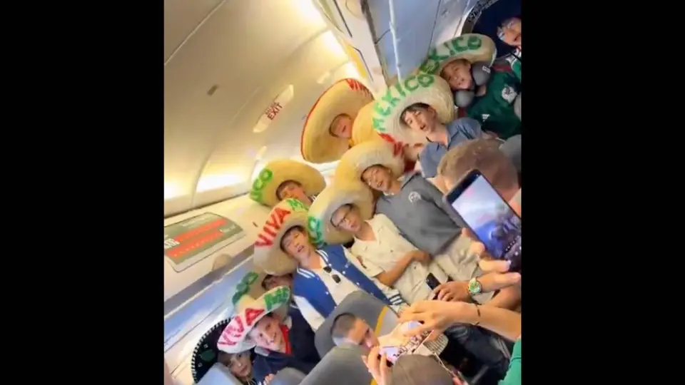 El video del coro infantil austriaco cantando "Cielito Lindo" en un avión se volvió viral por su homenaje a la cultura mexicana. / RS